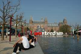 Folk koser seg i solen p&aring; Museumsplein foran Rijksmuseum - Foto: Gaute Nordvik