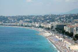 Oversiktsbilde over Nice med stranden og Promenade des Anglais - Foto: Gaute Nordvik