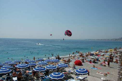Stranden i Nice er et perfekt sted for sol, avslapning og aktiviteter - Foto: Gaute Nordvik