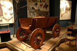 Utstilt vogn fra vikingtiden på museet - Foto: Gaute Nordvik