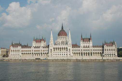 Parlamentsbygningen sett Buda-siden av storbyen — Foto: Gaute Nordvik