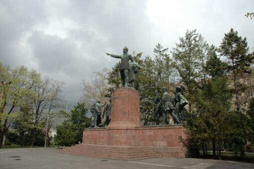 Statue av friketsforkjemperen Lajos Kossuth på baksiden av Parlamentsbygningen — Foto: Gaute Nordvik