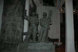 To av en mengde uthogde statuer i gruvegangene - Foto: Gaute Nordvik