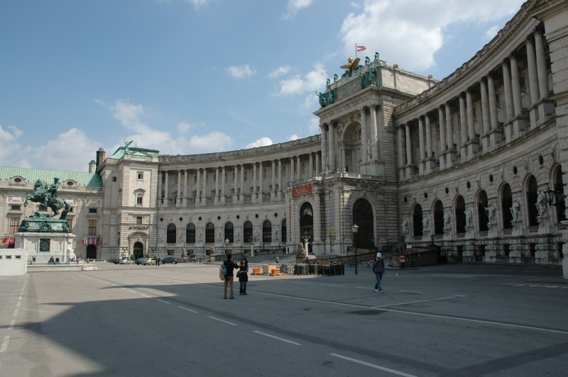 Hofburg (Til venstre en statue av prins Eugen av Savoyen,  en østerriksk feltherre og kunstmesén) – Foto: Gaute Nordvik