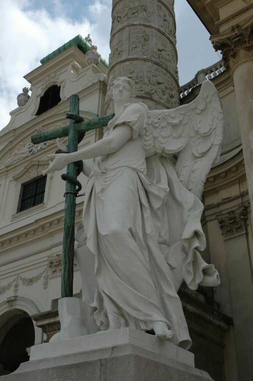 En av englene i front av Karlskirche – Foto: Gaute Nordvik